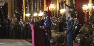Felipe VI subraya ante Pedro Sánchez el «compromiso» de la Fuerzas Armadas «con España y la Constitución» Felipe-VI