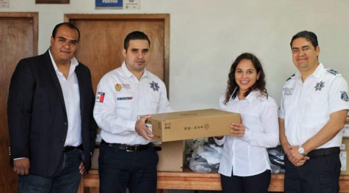 Entrega Tránsito del Estado equipo de cómputo y uniformes en Banderilla y Coatepec Transito