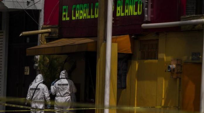 Detienen a presunto vinculado con masacre en el Caballo Blanco de Coatzacoalcos Peritos después de la masacre en el Caballo Blanco