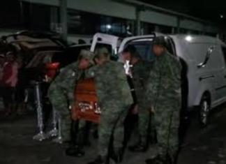 En San Andrés Tuxtla rinden homenaje a militares fallecidos en Oaxaca Féretros con militares