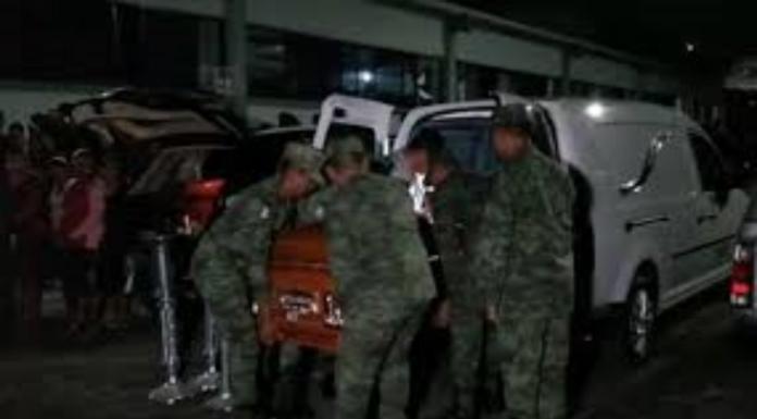 En San Andrés Tuxtla rinden homenaje a militares fallecidos en Oaxaca Féretros con militares