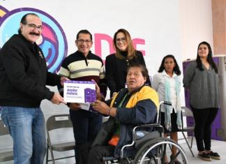 Discapacitados van a operar 130 baños móviles durante Carnaval Veracruz 2020 Entregan concesiones a discapacitados para operar baños móviles.