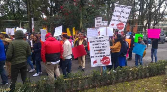 Marchan contra la inseguridad; agravia la banalidad del gobernador, acusan perredistas Marcha contra la inseguridad, encabezada por perredistas en Xalapa.