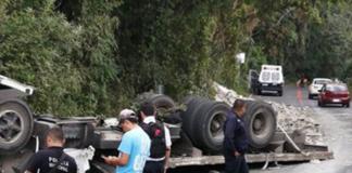 Se vuelca tractocamión cerca de Jalcomulco Un lesionado en volcadura de torton
