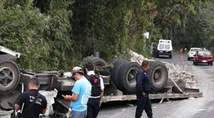 Se vuelca tractocamión cerca de Jalcomulco Un lesionado en volcadura de torton