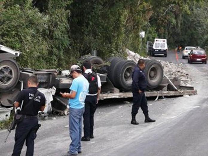 Un lesionado en volcadura de torton
