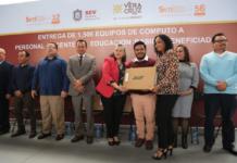 Reciben docentes computadoras para eficientar proceso de enseñanza-aprendizaje