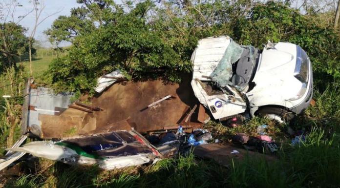 Una persona muerta y 45 migrantes heridos tras volcadura de camión en Veracruz