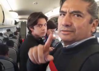 Hombre que bajo del vuelo donde viajaba AMLO niega acusaciones