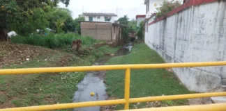 Trabaja ayuntamiento de Minatitlán en limpieza de canales Trabaja ayuntamiento de Minatitlán en limpieza de canales