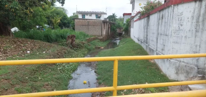 Trabaja ayuntamiento de Minatitlán en limpieza de canales