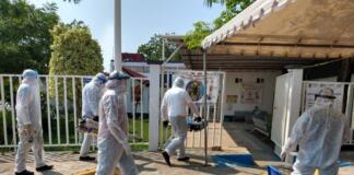 Sanitizan autoridades Centro de Salud de Minatitlán