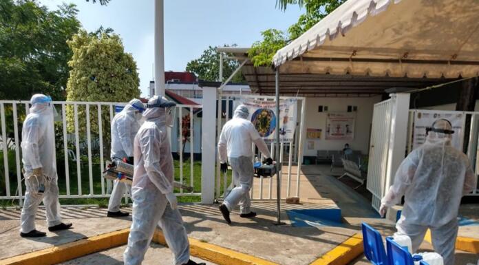 Sanitizan autoridades Centro de Salud de Minatitlán