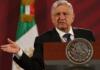 AMLO presenta supuesta estrategia de oposición con papeles que le ‘llegaron’