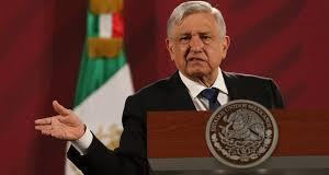AMLO presenta supuesta estrategia de oposición con papeles que le ‘llegaron’