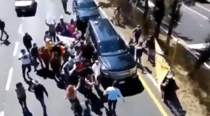 Supuesta camioneta de AMLO arrolla a manifestante