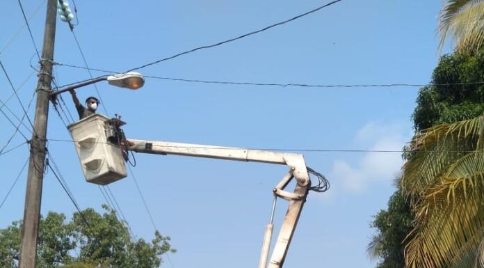 Continúan trabajos de alumbrado público en Cosoleacaque