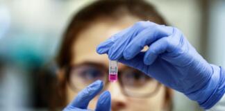 Vacuna contra covid-19 de Moderna entra en fase final en EU