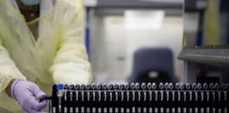 Gobierno de EU y farmacéuticas le ‘meten el pie’ a inyección que podría prevenir contagios de COVID-19: LA Times