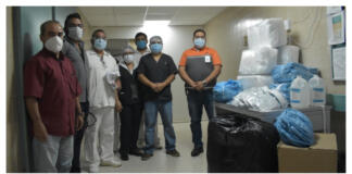 Cirilo Vázquez entrega material de protección a personal médico del IMSS en Minatitlán