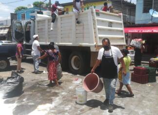 Retira Ayuntamiento de Minatitlán desechos en zona del Mercado 5 de Febrero