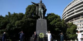 AMLO visita estatua de Benito Juárez en Washington; coloca ofrenda floral