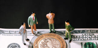 Peso opera con ganancias animado por nómina no agrícola de EU