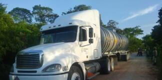 Asegura Seguridad Pública 20 mil litros de hidrocarburo; detiene a 2 presuntos involucrados Asegura SSP pipa con 20 mil litros de combustible robado