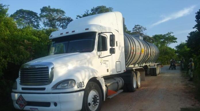 Asegura Seguridad Pública 20 mil litros de hidrocarburo; detiene a 2 presuntos involucrados Asegura SSP pipa con 20 mil litros de combustible robado