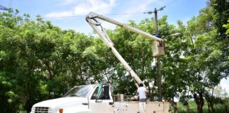 Ayuntamiento de Cosoleacaque coloca luminarias en colonia «Patria libre»