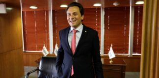 Relajado, sentado en la cama y bebiendo Coca-Cola: así enfrentó Lozoya su audiencia en México