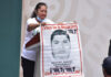 ‘¿Cuándo van a llegar a los militares?’, cuestiona madre de normalista de Ayotzinapa a AMLO