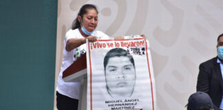 ‘¿Cuándo van a llegar a los militares?’, cuestiona madre de normalista de Ayotzinapa a AMLO