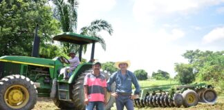 Ayuntamiento de Cosoleacaque brinda apoyo al campo con mecanización agrícola