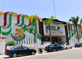 Iluminado Palacio Municipal de Minatitlán por Aniversario de la Independencia