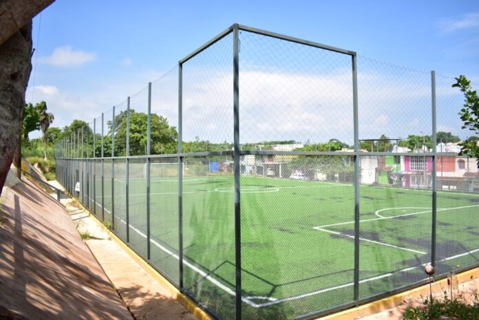 FOTO 4 - CAMPOS DEPORTIVOS DE COSOLEACAQUE PERMANECERÁN CERRADOS PARA EVITAR CONTAGIOS POR COVID-19