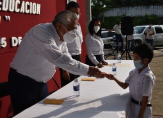 Inicia Alcalde de Minatitlán entrega de estímulos económicos a alumnos destacados