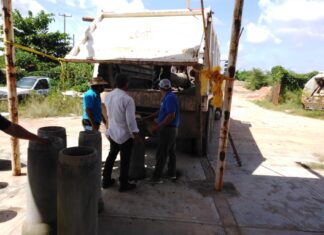 Entrega Ayuntamiento de Minatitlán tubería para mejorar caminos en El Encanto