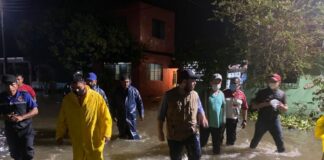 Seguirá lloviendo en el sur de Veracruz; hay viviendas inundadas y cortes carreteros Recorre alcalde de Cosoleacaque, Cirilo Vázquez Parissi, y su equipo de trabajo zonas anegadas.