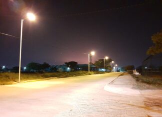 Mejora Ayuntamiento de Minatitlán alumbrado público en colonia Rosalinda