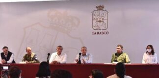 «La vamos a librar», le dice AMLO a damnificados