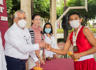 Entrega Alcalde de Minatitlán Becas Deportivas a jóvenes minatitlecos