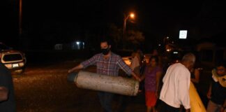 Cirilo Vázquez Parissi llena tanques de gas a familias de la zona rural