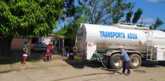 Abastece ayuntamiento de Cosoleacaque con pipas de agua a ciudadanos que más lo necesitan