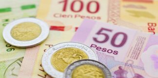 Peso retrocede desde su mejor nivel en 8 meses; perfila avance semanal