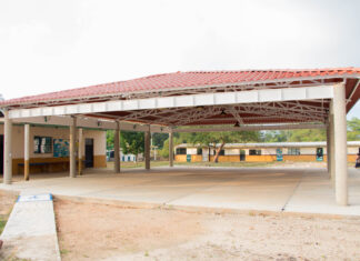 Visita Alcalde de Minatitlán Nuevo Carrizal para entrega de techumbre