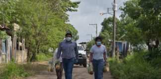 Cirilo Vázquez Parissi entregó “Pollos de navidad” a familias de Cosoleacaque