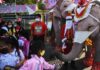 Santa Claus llega en elefante a Tailandia; regala cubrebocas