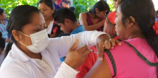 Garantiza Secretaría de Salud vacunas a pueblos originarios de Hueyapan de Ocampo