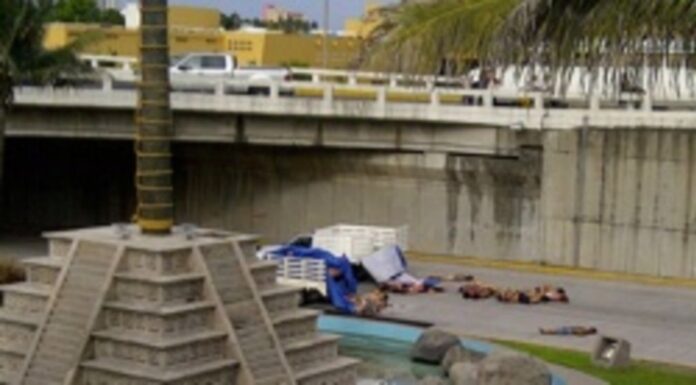 Tiran 35 cadáveres en zona comercial de Boca del Río en septiembre de 2011 (Archivo Veracruzenred)